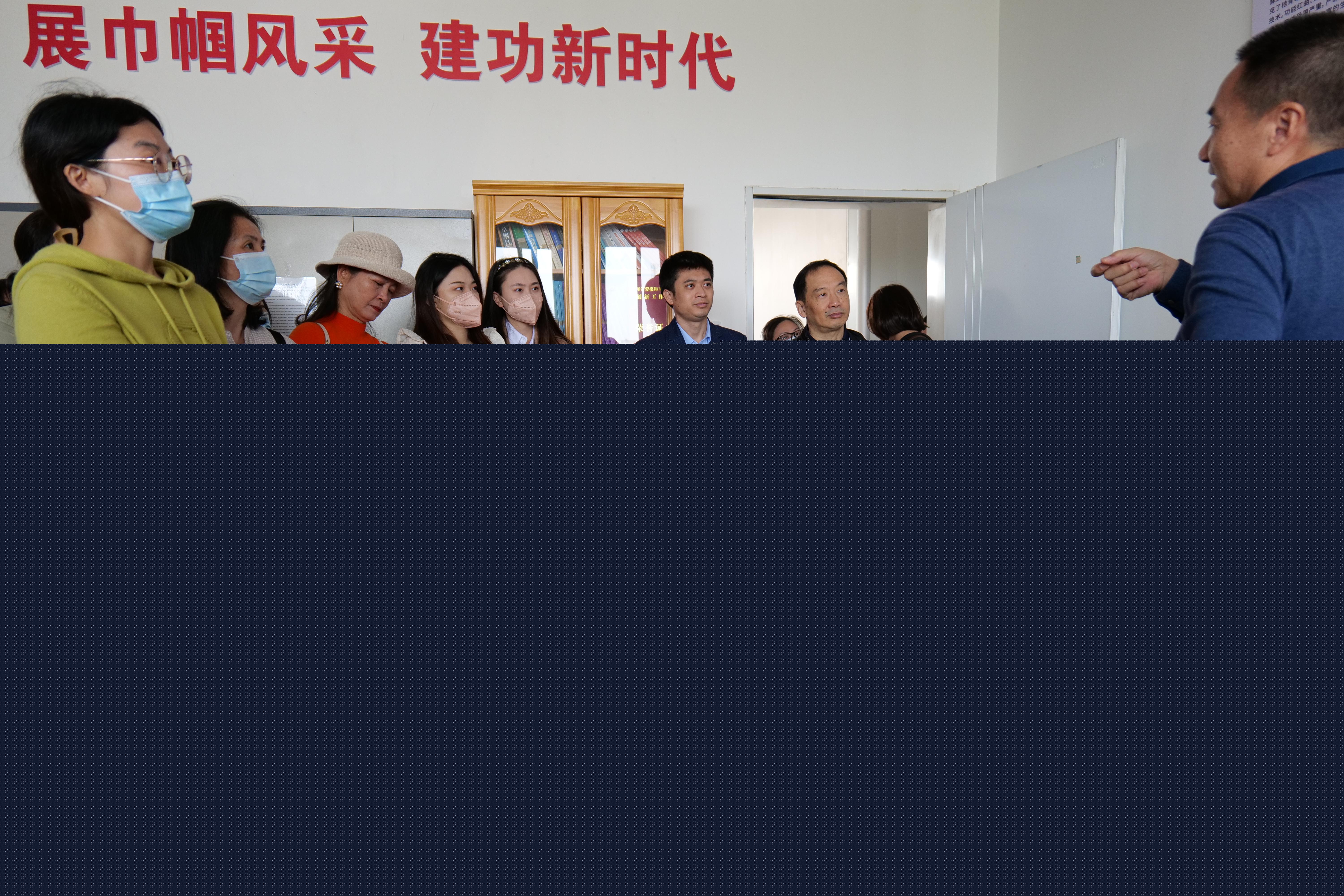 01 圖為公司副總經(jīng)理、工會(huì)主席劉有強(qiáng)介紹工作室的基本情況