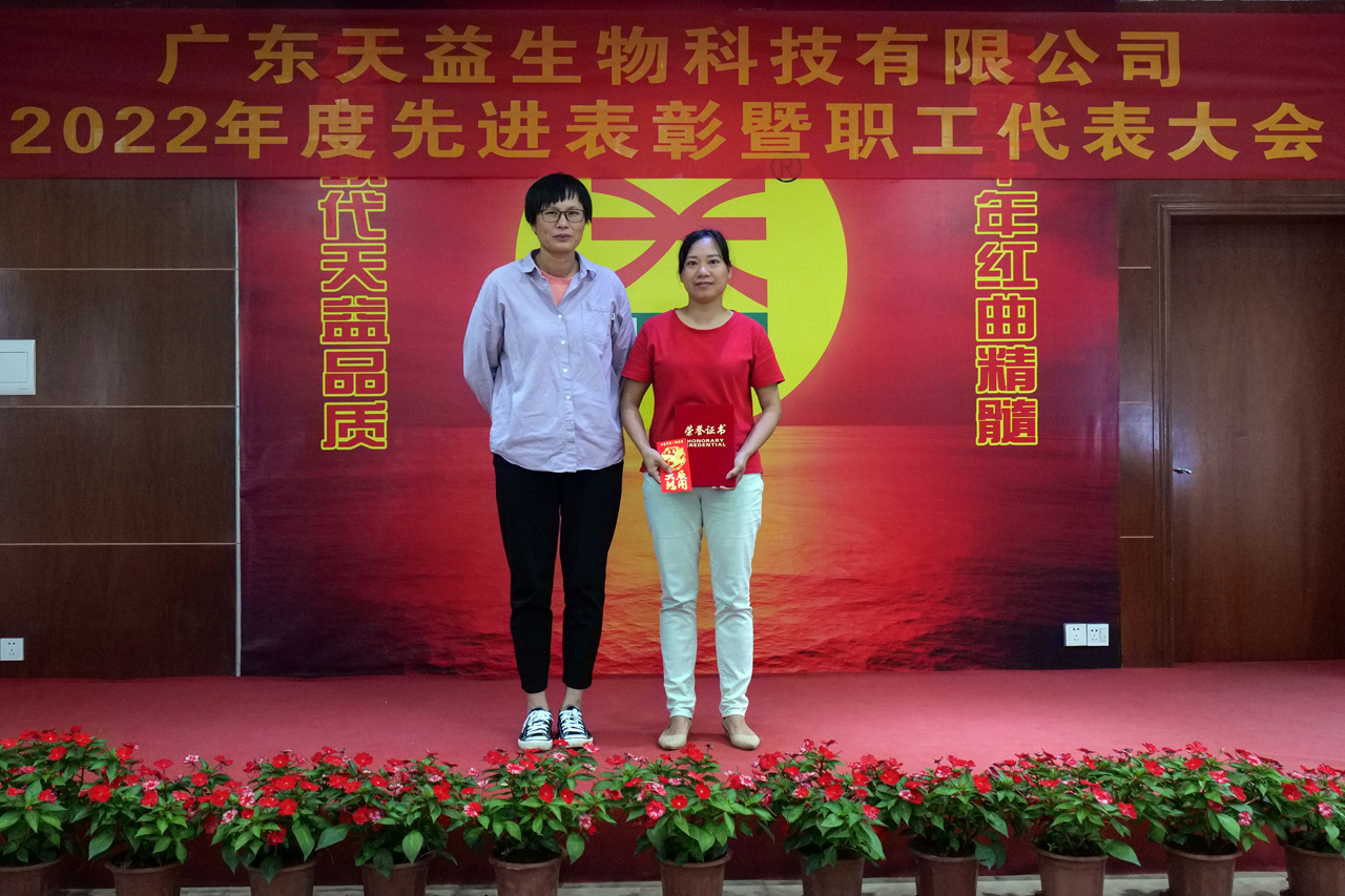 20 圖為優(yōu)秀班長領(lǐng)獎合影