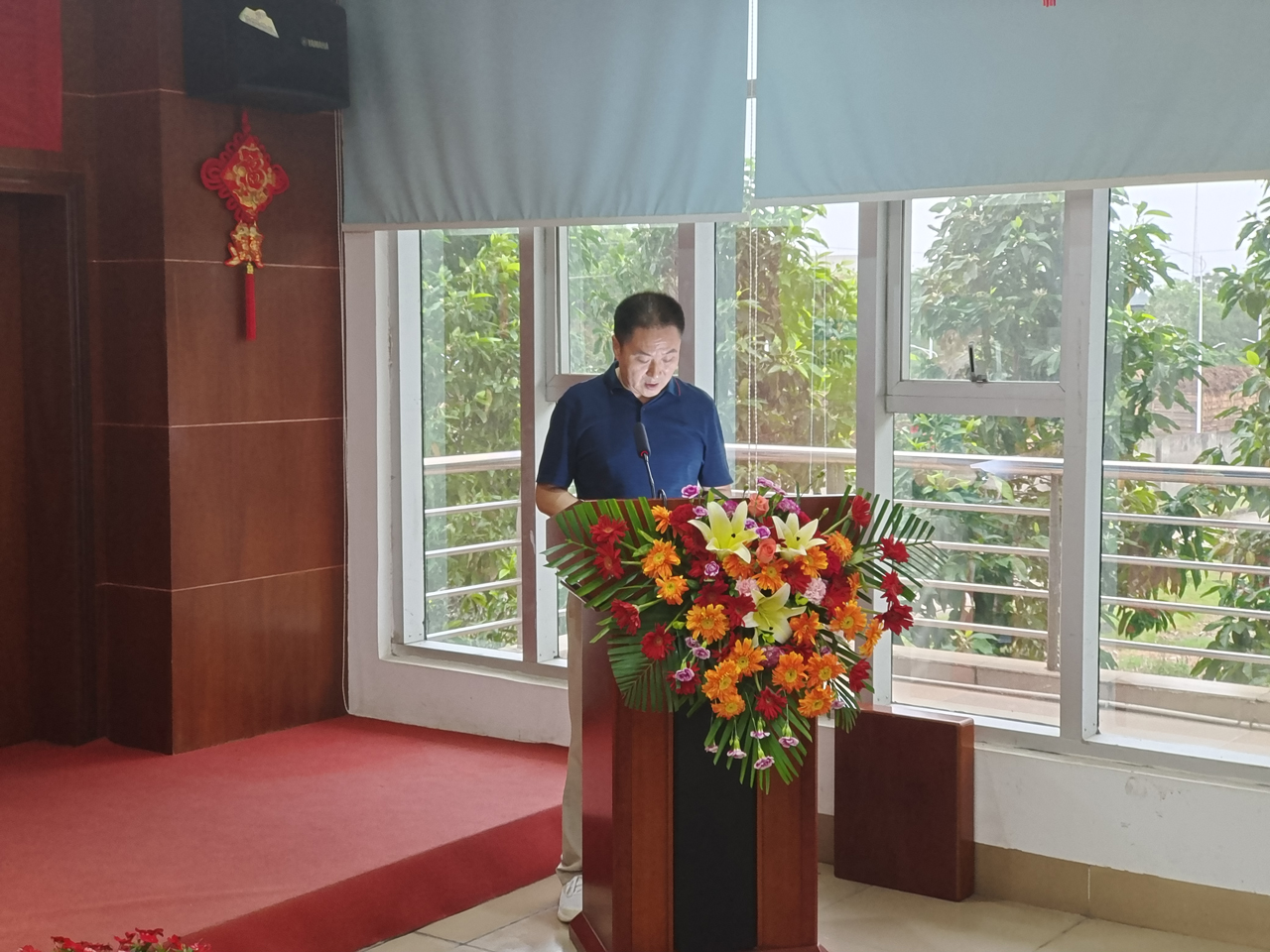 24 圖為劉副總經(jīng)理宣讀關(guān)于對祁路同志獲得2023年廣東省五一勞動獎?wù)鹿具M行表彰和開展學(xué)習(xí)的決定