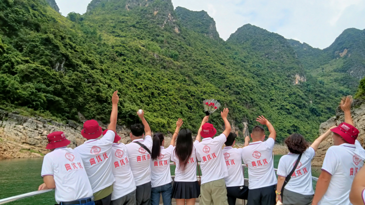 05 欣賞美景的同時(shí)，咱曲優(yōu)優(yōu)也來(lái)個(gè)合影