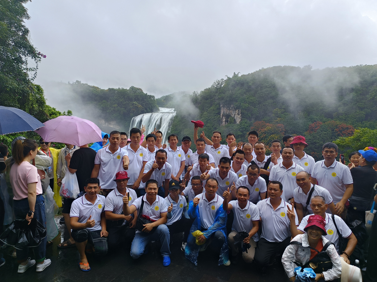 34 這是一群快樂(lè)的人，在干一件快樂(lè)的事