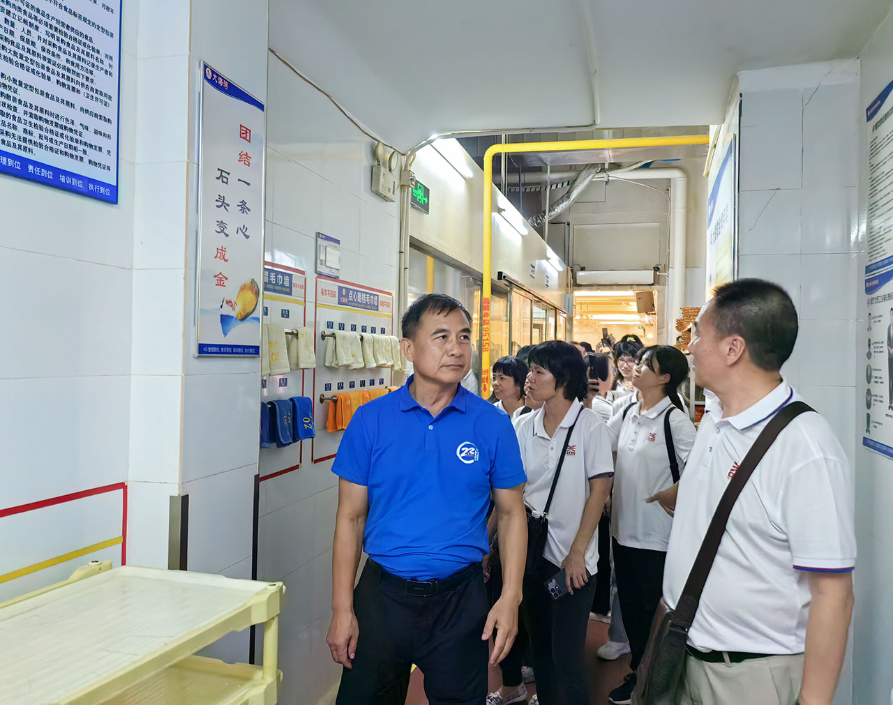 15 圖為參觀學(xué)習(xí)大海灣海鮮酒樓現(xiàn)場管理