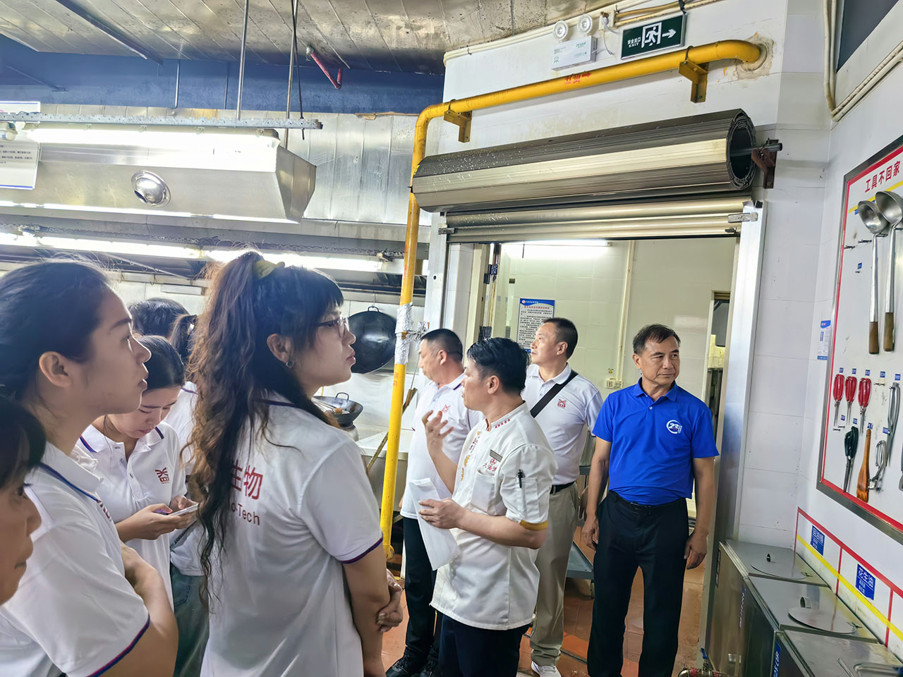 16 圖為參觀學(xué)習(xí)大海灣海鮮酒樓現(xiàn)場管理