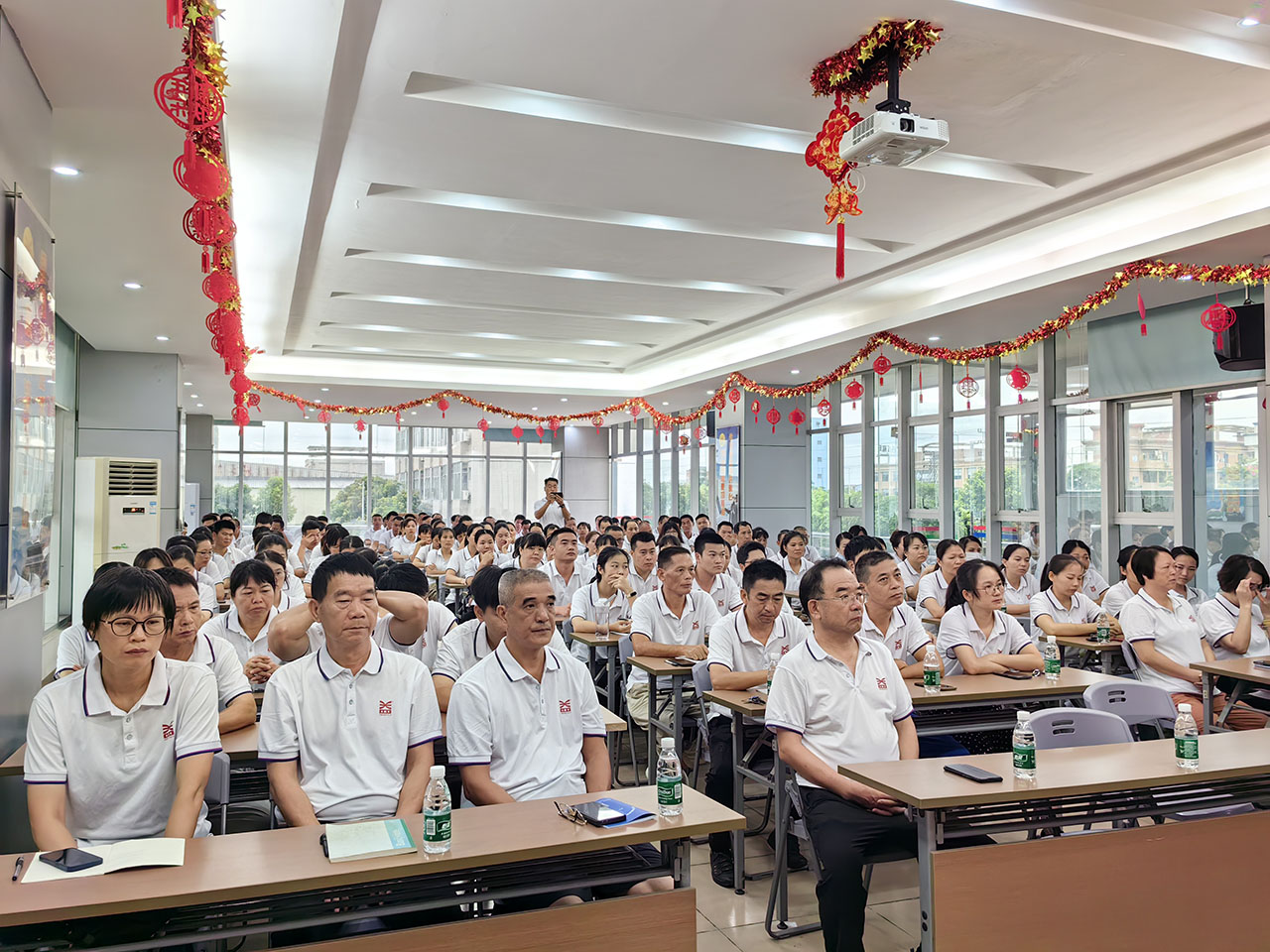 02 董事長胡文林作開訓(xùn)前講話會議現(xiàn)場